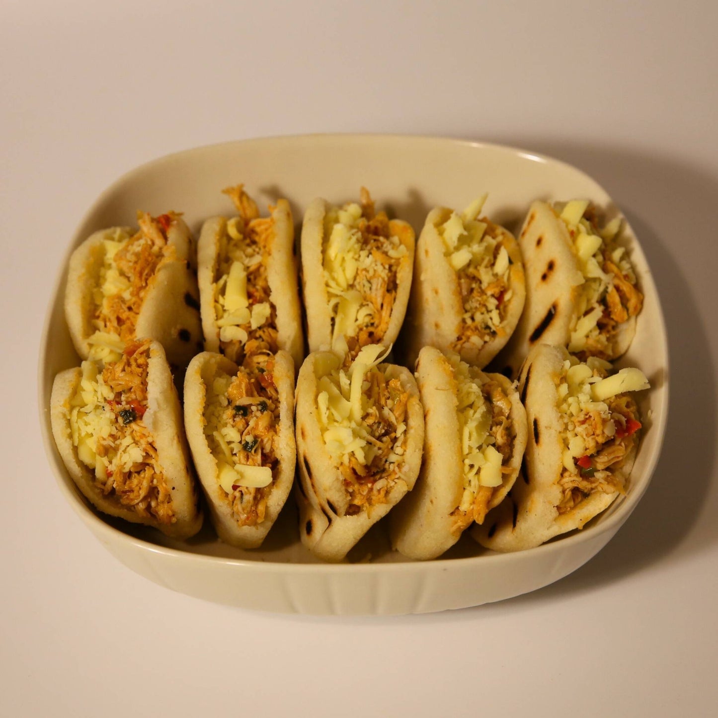 Pollo y Queso (Tavuklu & Kars Kaşarlı) Arepa