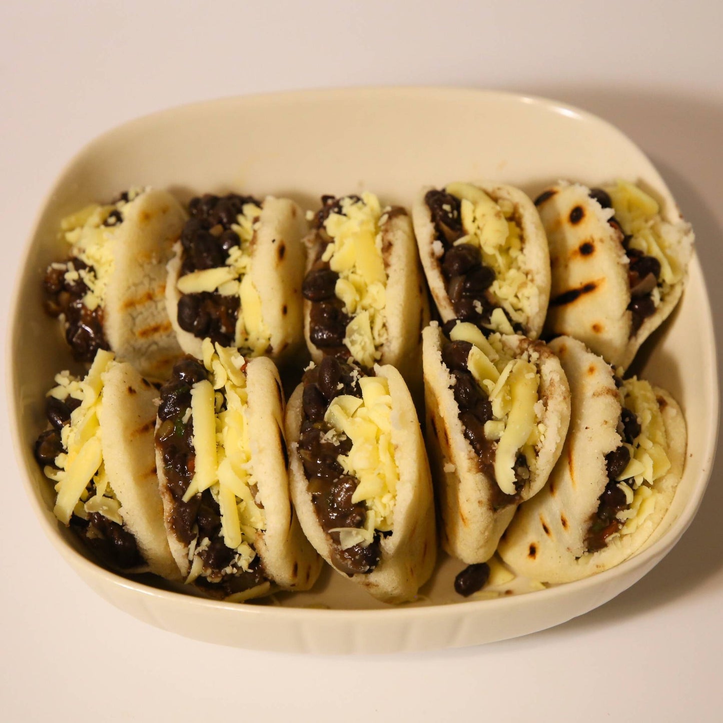 Arepa Domino (Siyah Fasulye & Peynir)