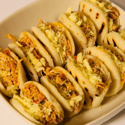 Pollo y Queso (Tavuklu & Kars Kaşarlı) Arepa