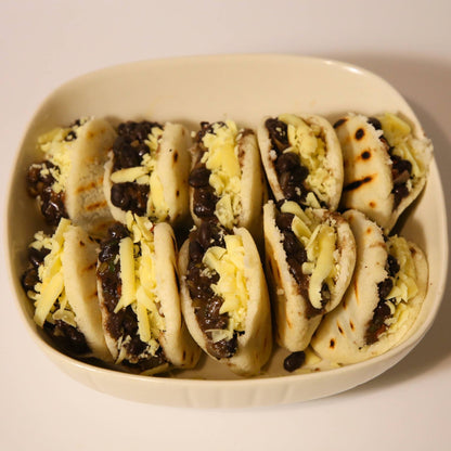 Arepa Domino (Siyah Fasulye & Peynir)